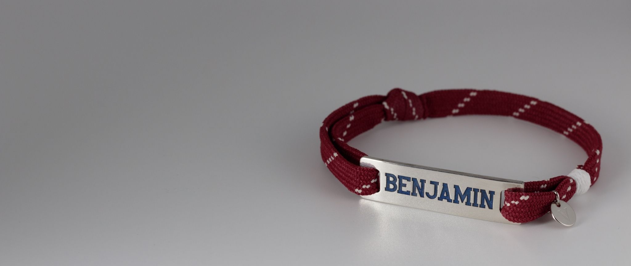 Bracelet personnalisé rouge avec gravure colorée et plaque en argent 925