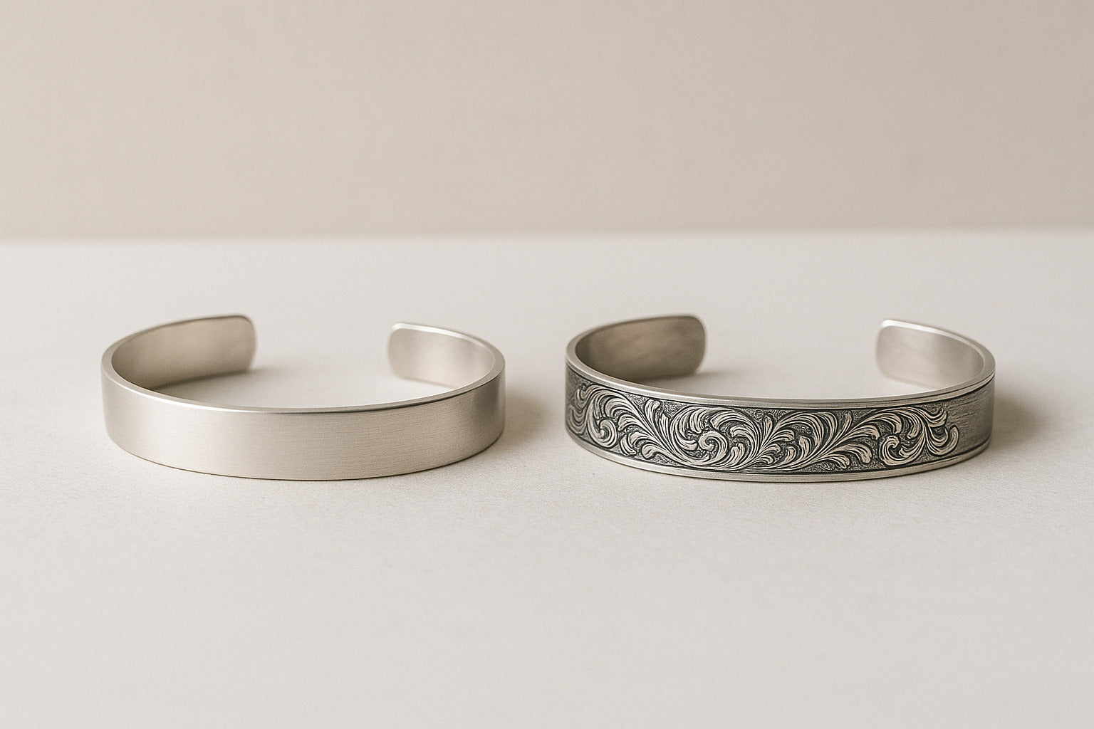 comparaison entre bijou standard et bijou gravé personnalisé, rendu élégant Vespun