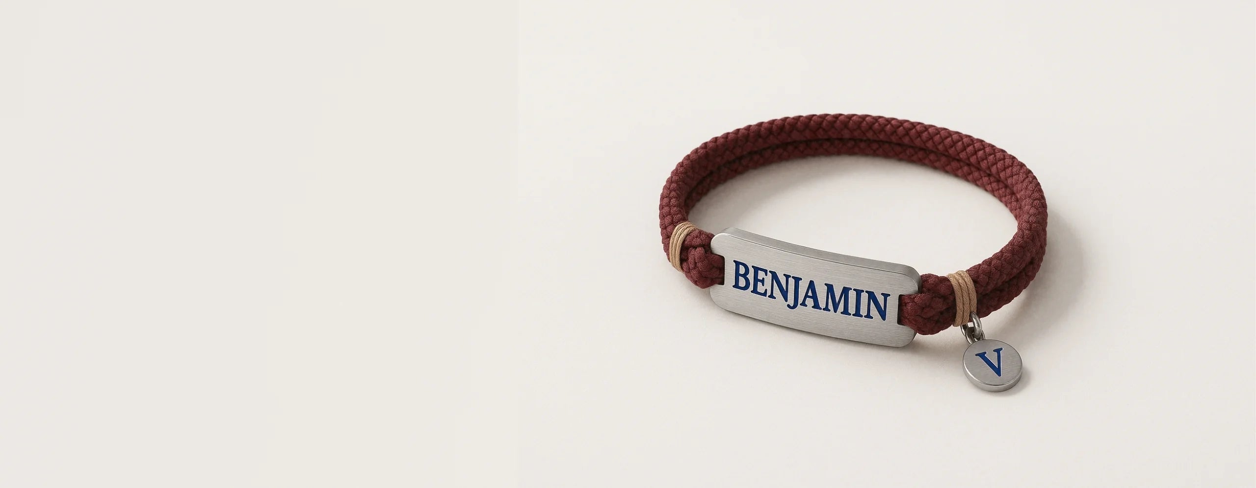 Bracelet bordeaux, plaque gravé "Benjamin" remplis d'époxy à froid