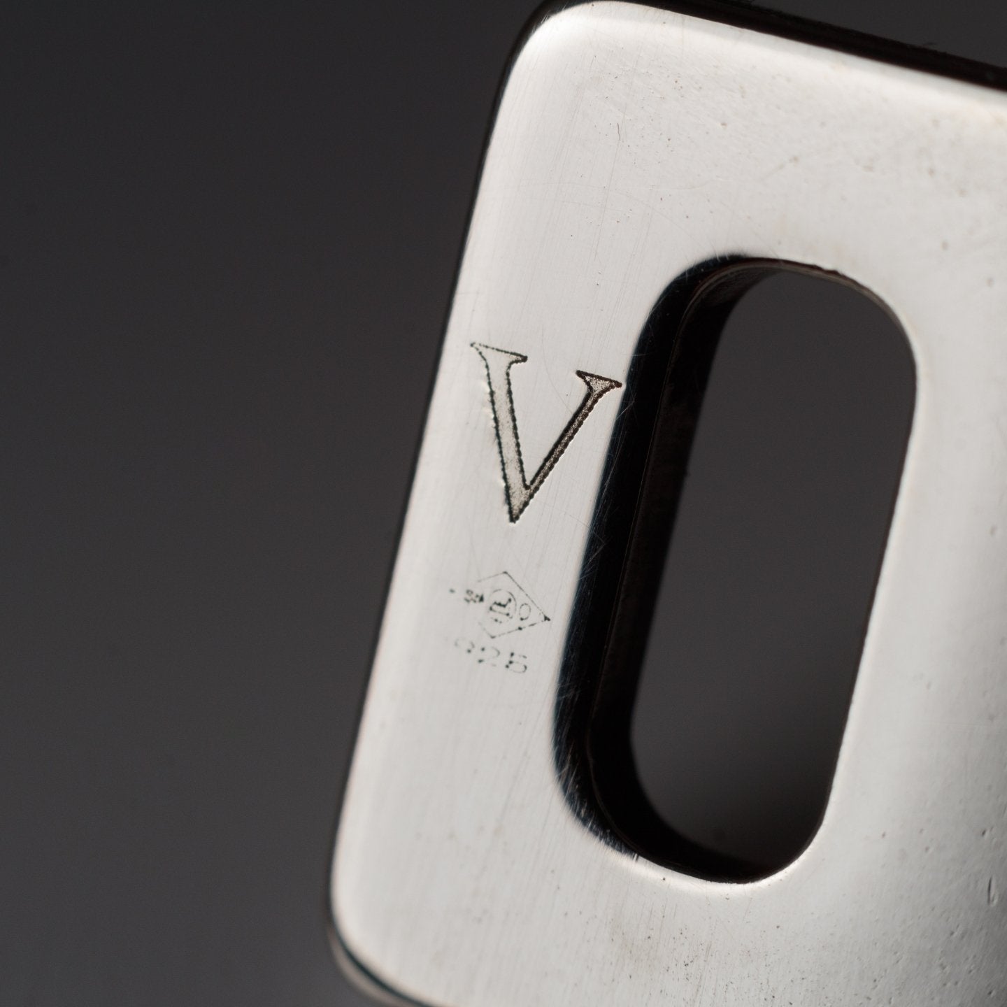 Détail de l’estampe Vespun sur plaque en argent 925 rhodié