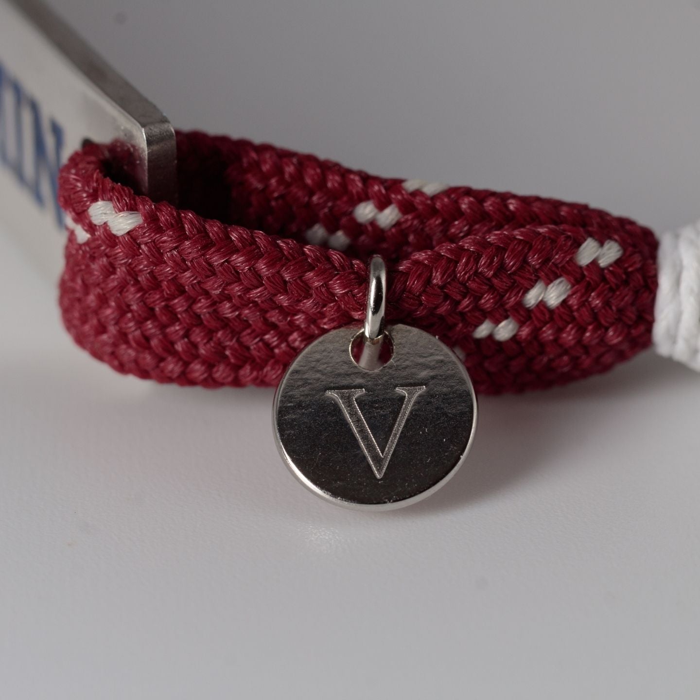 Détail du logo gravé sur pampille Vespun